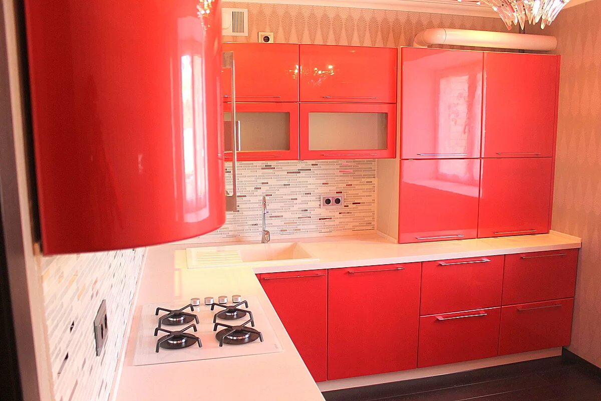 Северной правды 35. Кухня с красными фасадами. Красный кухонный гарнитур для маленькой кухни. Красная встроенная кухня. Кухня кораллового цвета.
