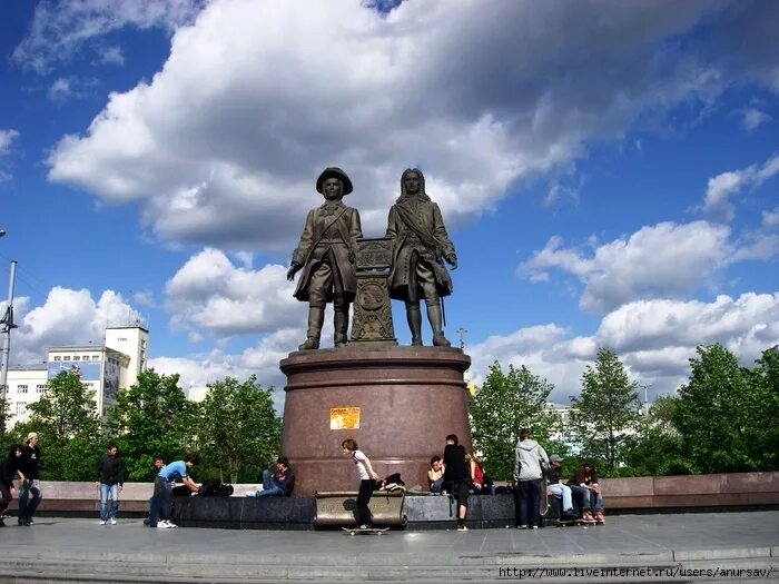 Екатеринбург Татищев и де Генин. Памятник в.н. Татищеву и в.и. де Геннину Екат. Памятник Татищеву и де Геннину в Екатеринбурге. Татищев и де Генин памятник в Екатеринбурге. Памятных екатеринбург