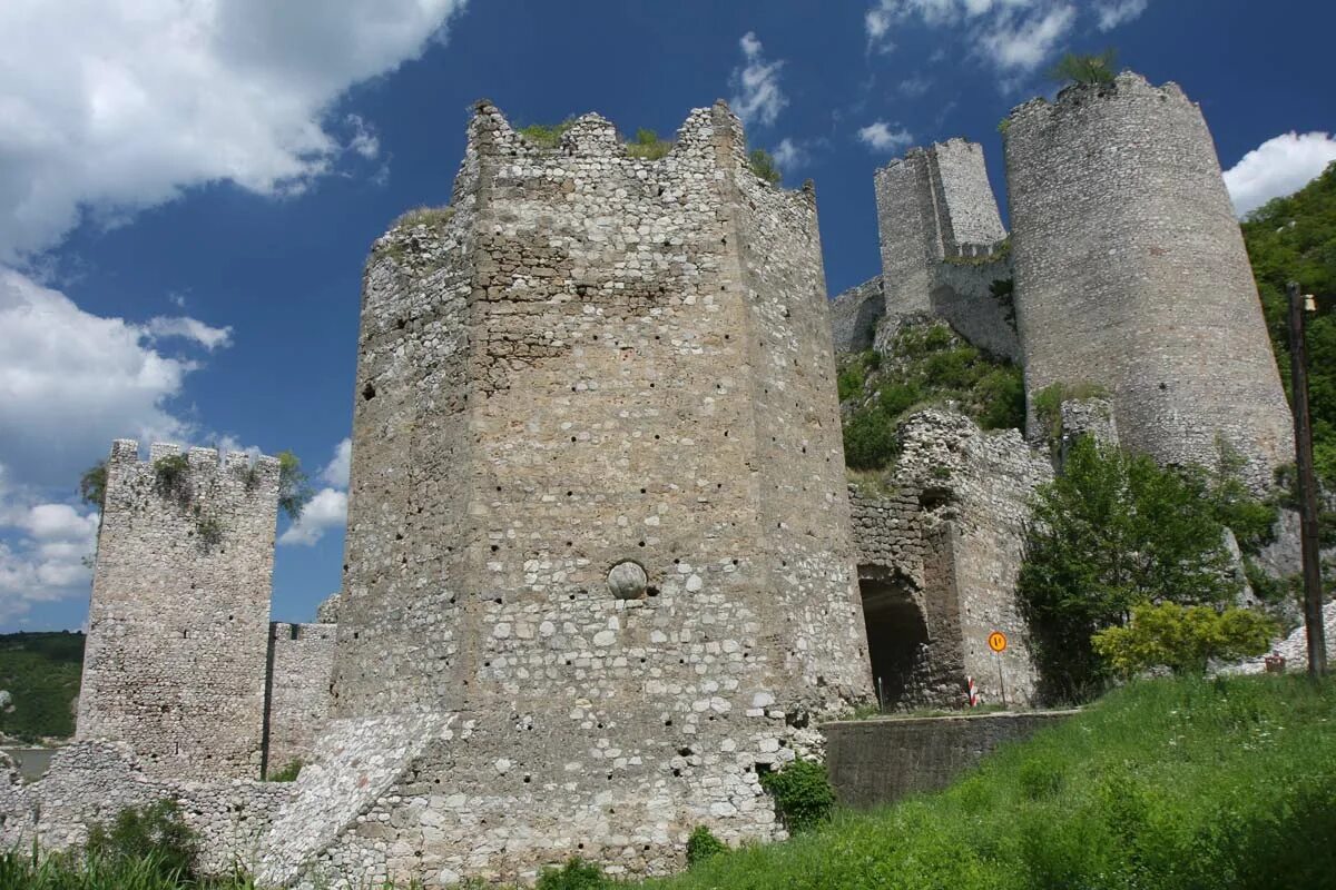 Крепость 9 букв. Golubac fortress. крепости сербии. замки сербии. голубацкая крепость достопримечательности.