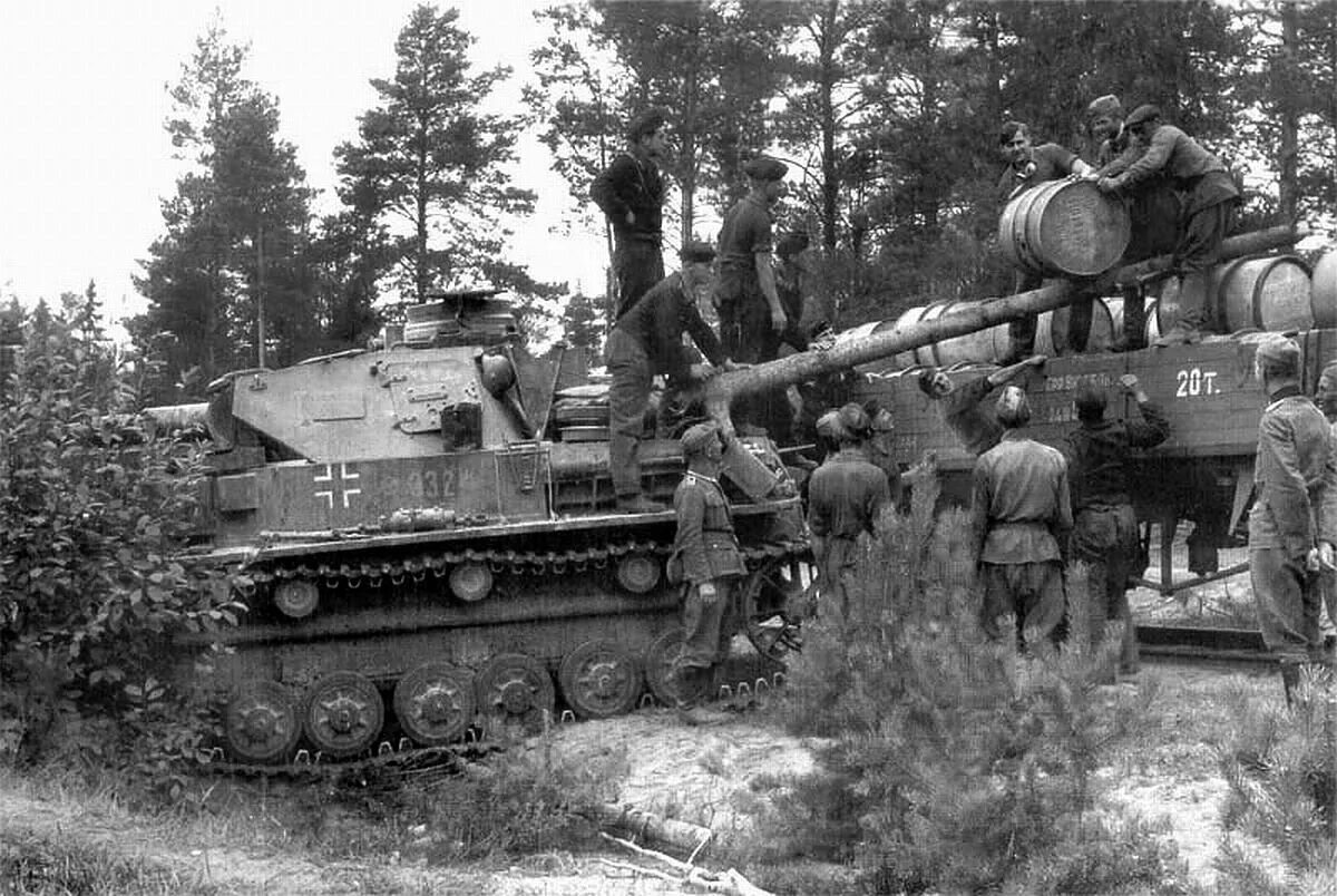 Топливо немецких танков. Бочка немецкая 1941. Газ-ааа бз-38 у бензозаправщик. Бз-35 бензозаправщик. Танк пантера в 1944 году.