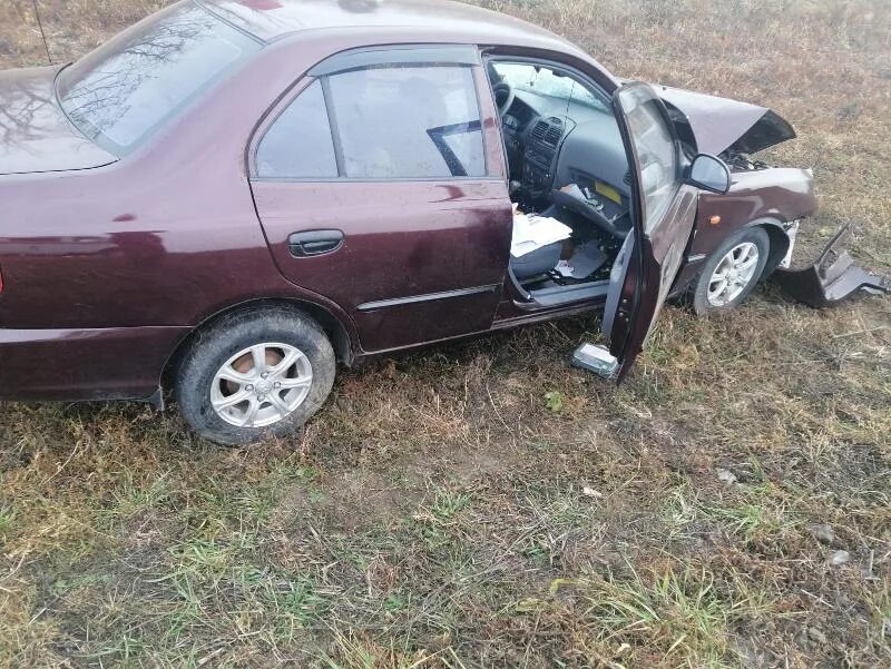 Hyundai Accent красный авария. ДТП Волгодонск Хендай акцент. Блокнот Волгодонска Зимовники Волгодонск авария