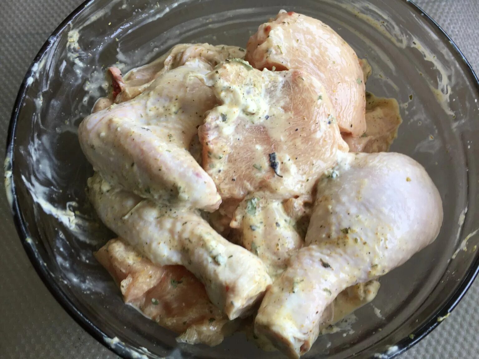 Куриные грудки в кефире на сковороде. Курица в сырном соусе. куриное мясо в сырном соусе. курица в кефире в духовке в рукаве. тушеная куриная грудка в кефире.