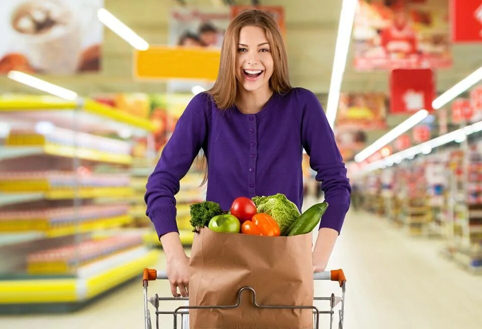 Go shopping to a supermarket. Девушка в тележке с супермаркета. Ненужный покупатель. Шопинг толкаем тележку с покупками. Shopping for groceries.