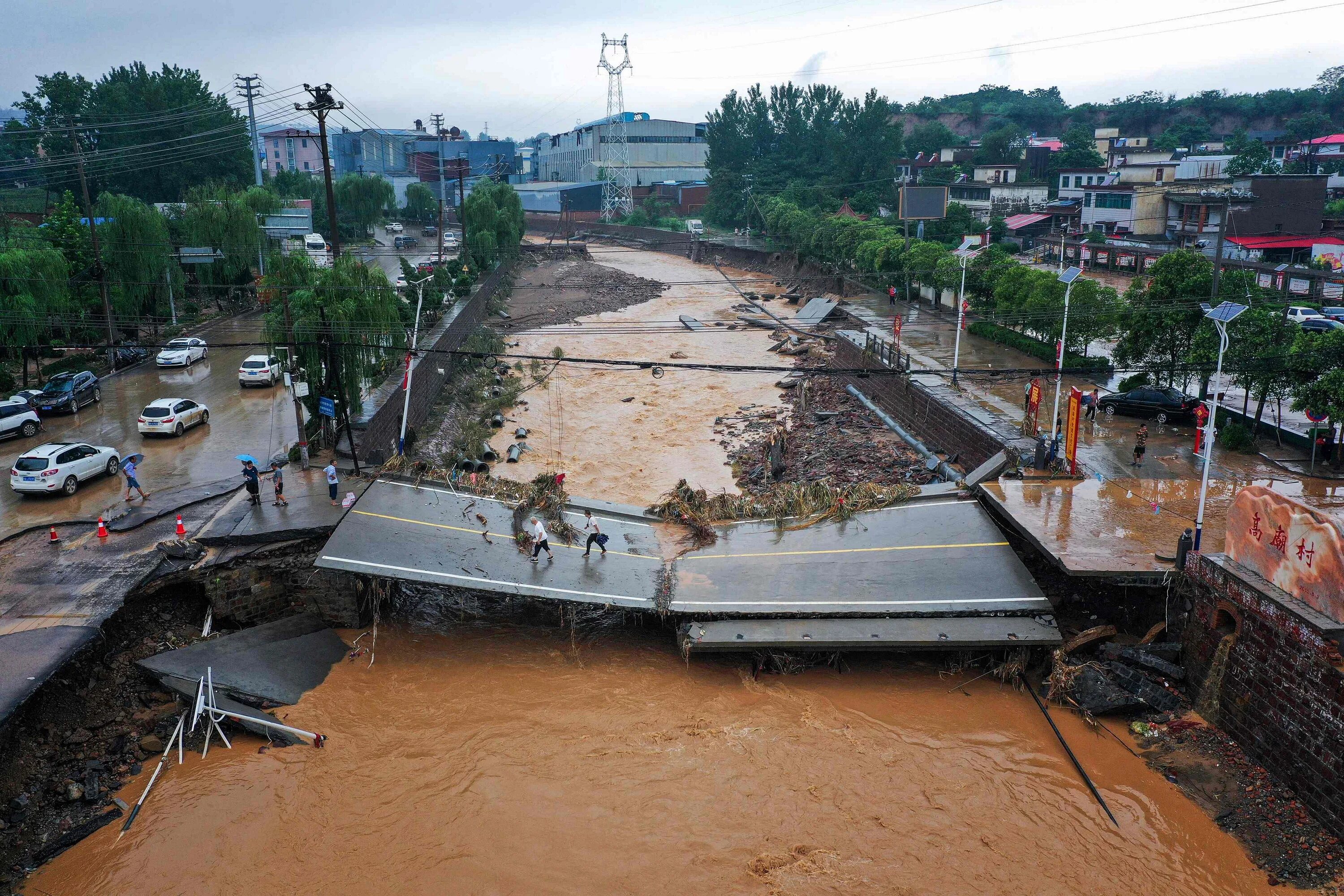Какое наводнение в китае. Наводнение в Китае 2021. Чжэнчжоу наводнение. Китай наводнение Янцзы. Наводнение в Хэнань.