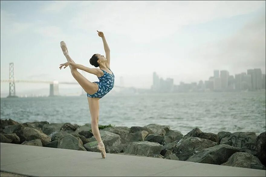 Расслабленный танец. Балерина на море. Балерина на пляже. Танцовщица на канате. Юные балерины на море.
