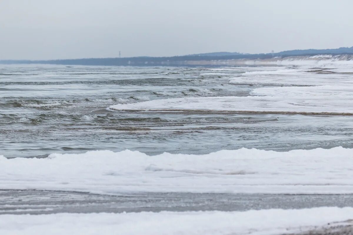 Признан 5 океан. Замерзшее Балтийское море Зеленоградск. Балтийское море зимой Зеленоградск. Лед на Балтийском море. Замерзшее побережье Зеленоградска.