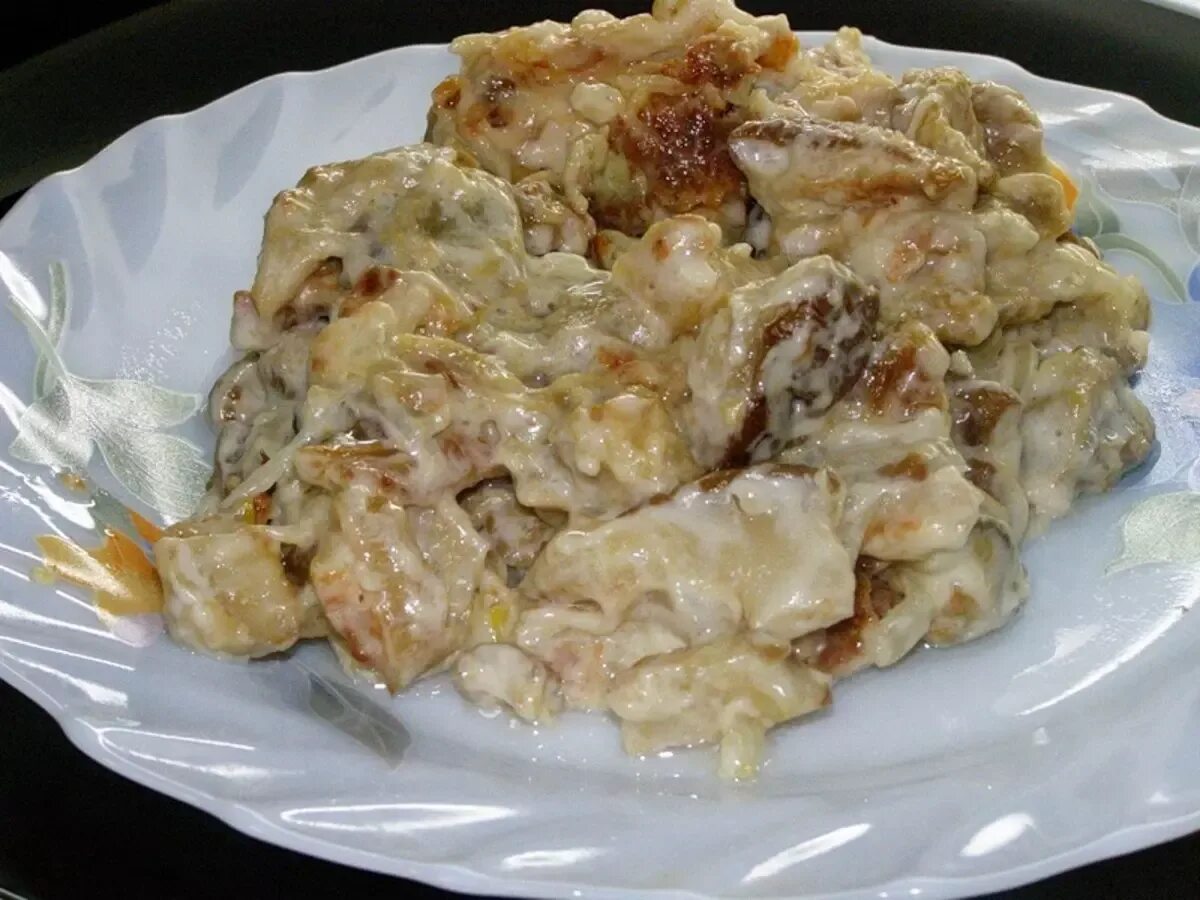 Вёшенки жареные с луком в сметане. Как приготовить вёшенки на сковороде. Как жарить крымские степные грибы. Вешенка жареная с луком и сметаной. Вешенки с куриной печенью в сметане.