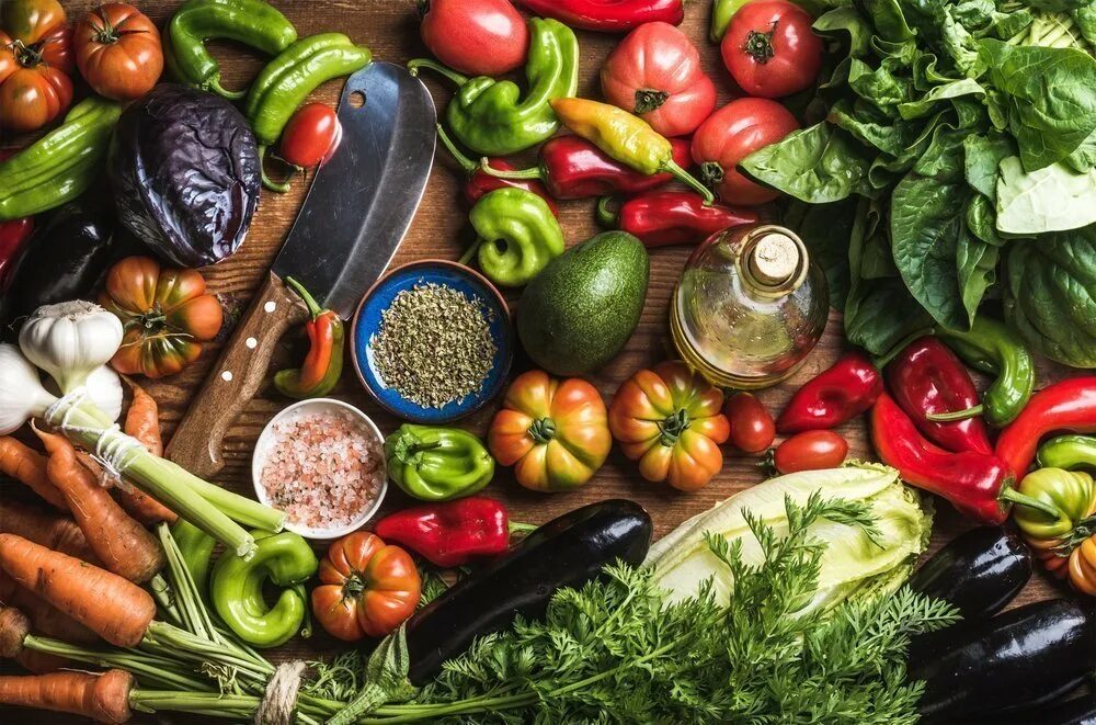 Красивые овощи и фрукты. Вегетарианское питание. Продукты овощи. Растительная пища.