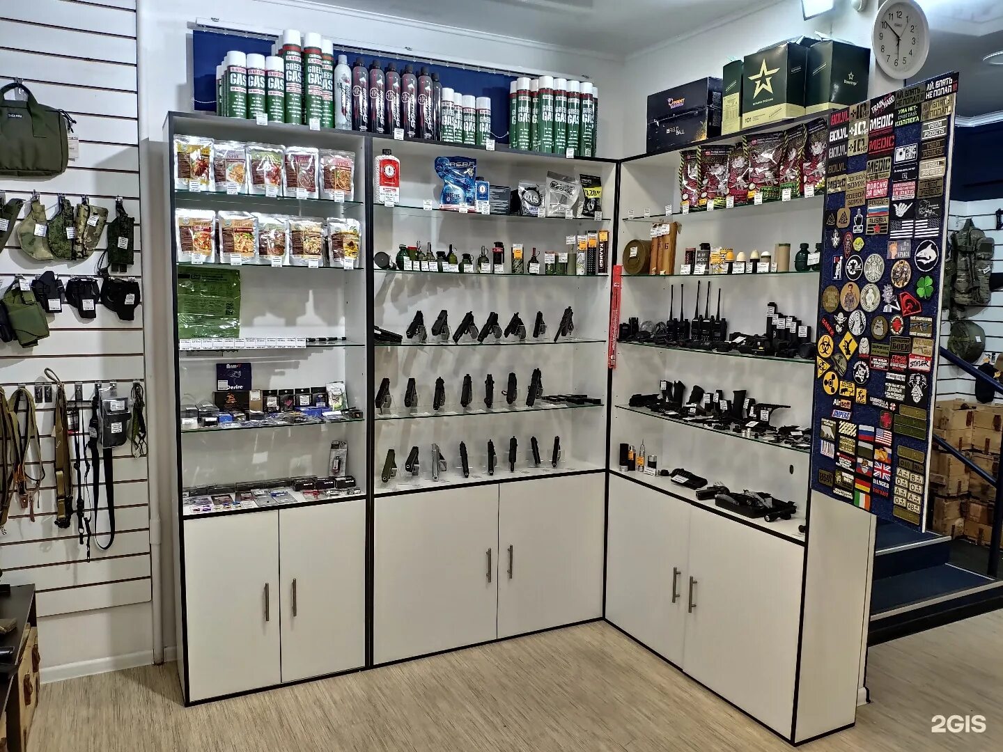 витрина оружейного магазина. страйкбольный магазин пермь. форс страйкбольная амуниция. магазин для пейнтбола. страйкбол магазин.