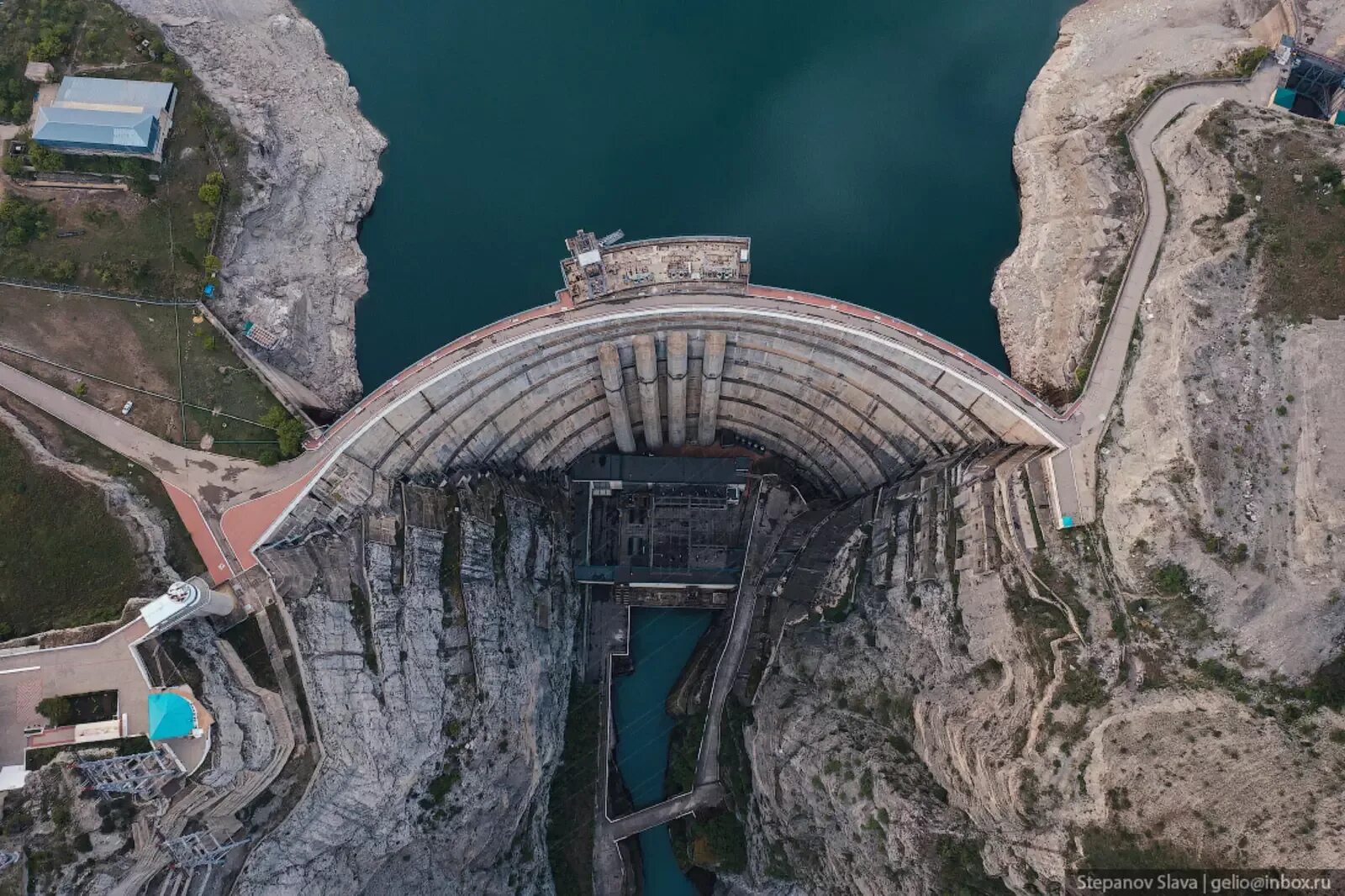 Самая высокая арочная плотина в России в ярких красках: 18 фотофактов о Чиркейск