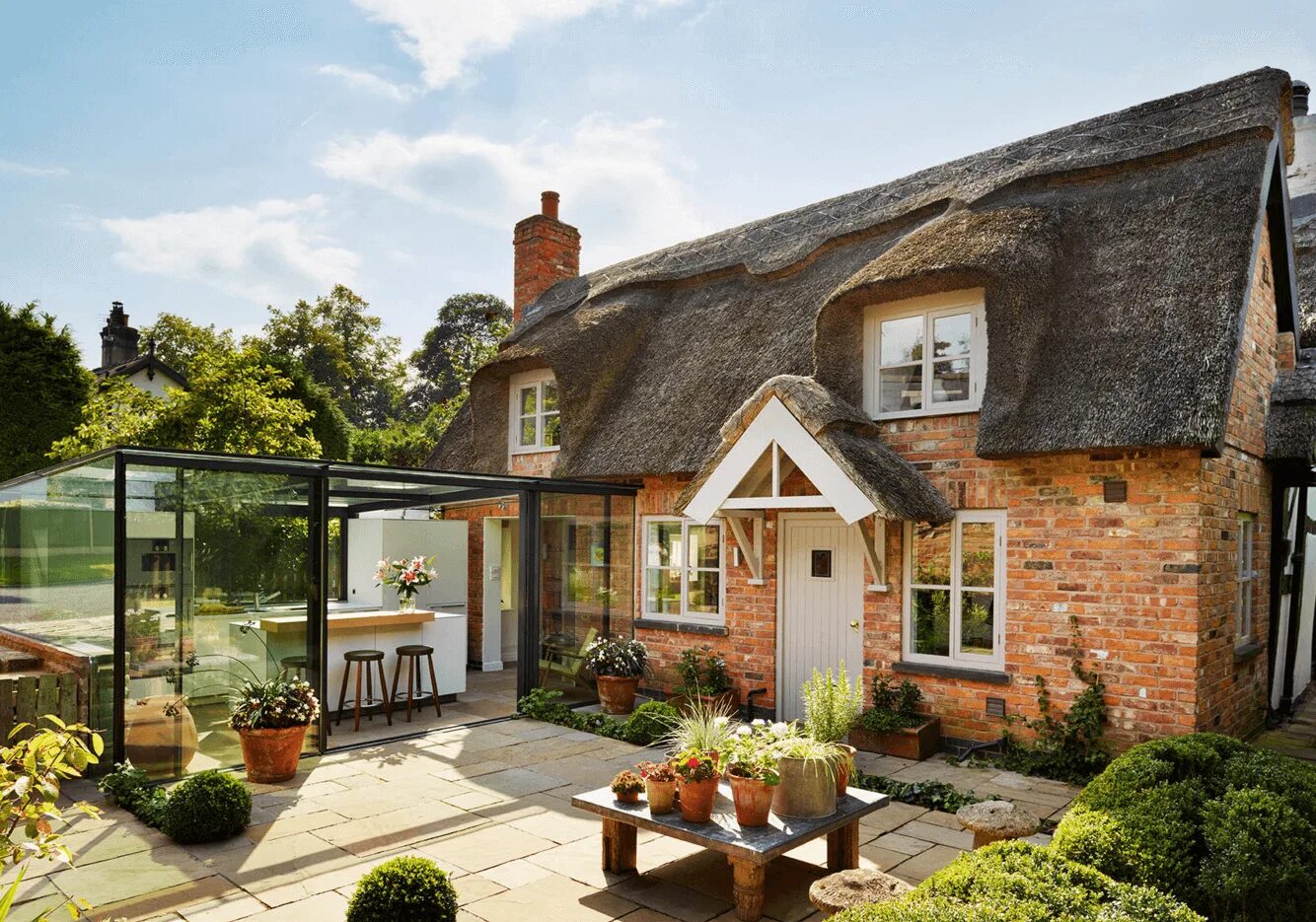 Английский дом картинки. Cottage дом в Англии. A Terrace House в Англии. Маленький уютный домик. Маленький английский домик.