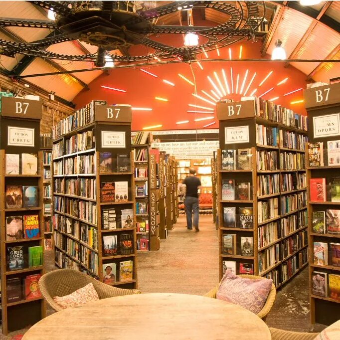 Ночной книжный магазин. Книжный магазин. Британский книжный магазин. Книжный магазин в Англии. Европейский книжный магазин.