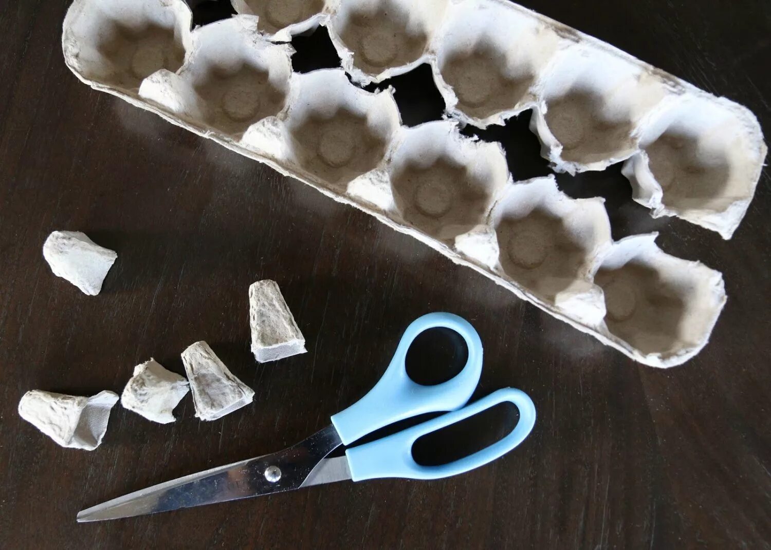 Из лотка для яиц. Поделки из яичных лотков. Поделки из яичной коробки. Поделки из яичной коробки. Цыпленок из яичной коробки.