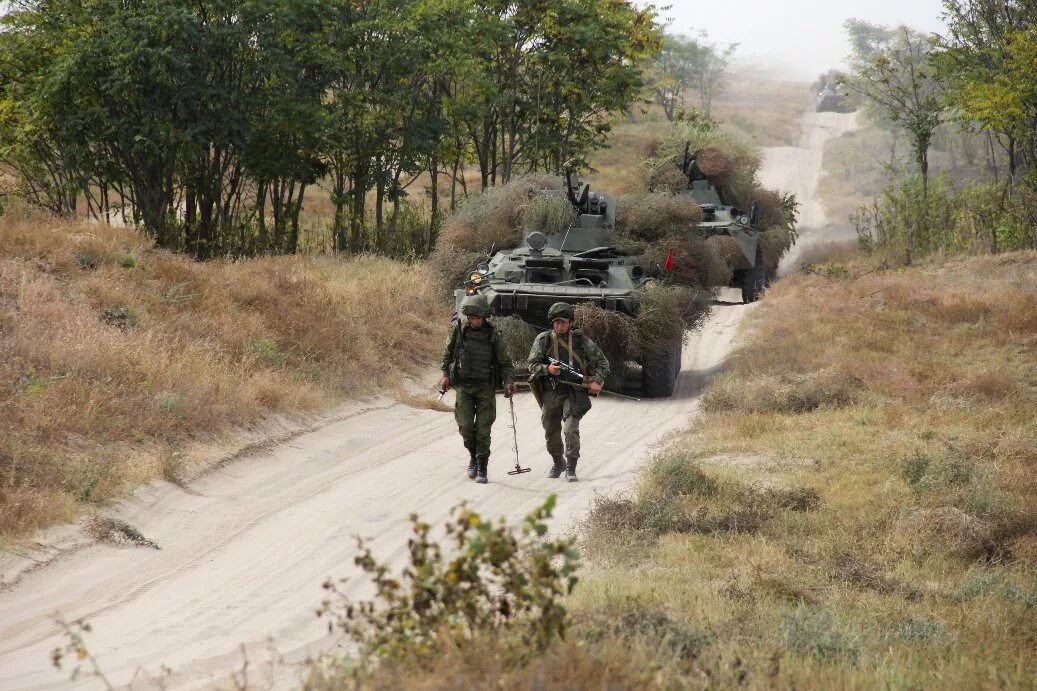 Армейская дорога. Колонна военной техники. Марш колонны военной техники. Мотострелки на марше.