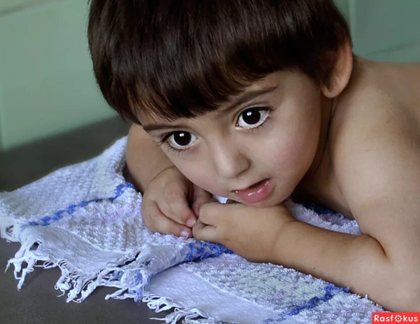 дети с карими глазами. мальчик с карими глазами. мальчик с карими глазами. купер лунде 2023. кареглазый мальчик.