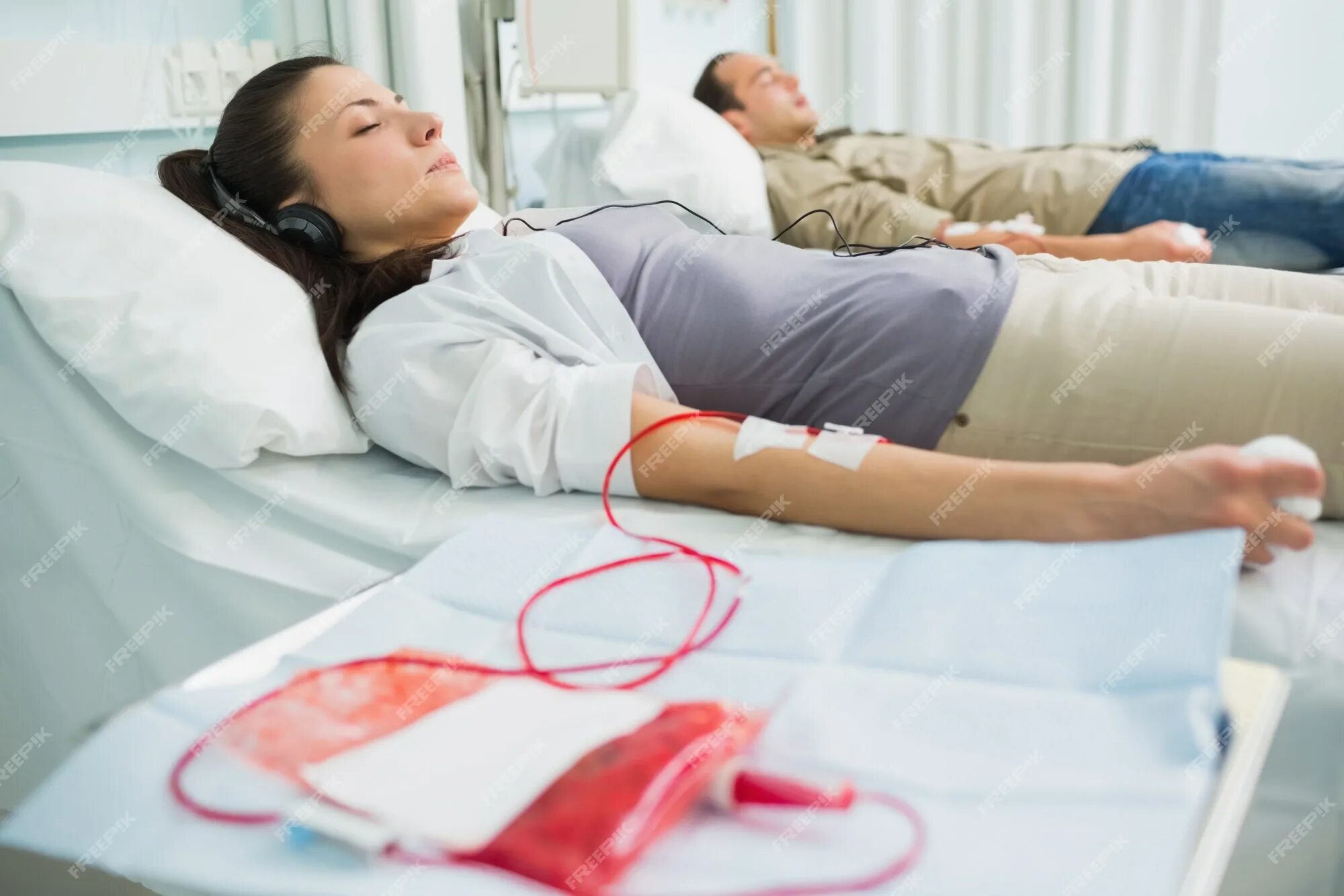 Реципиент крови. Переливание крови донорство. Two patients