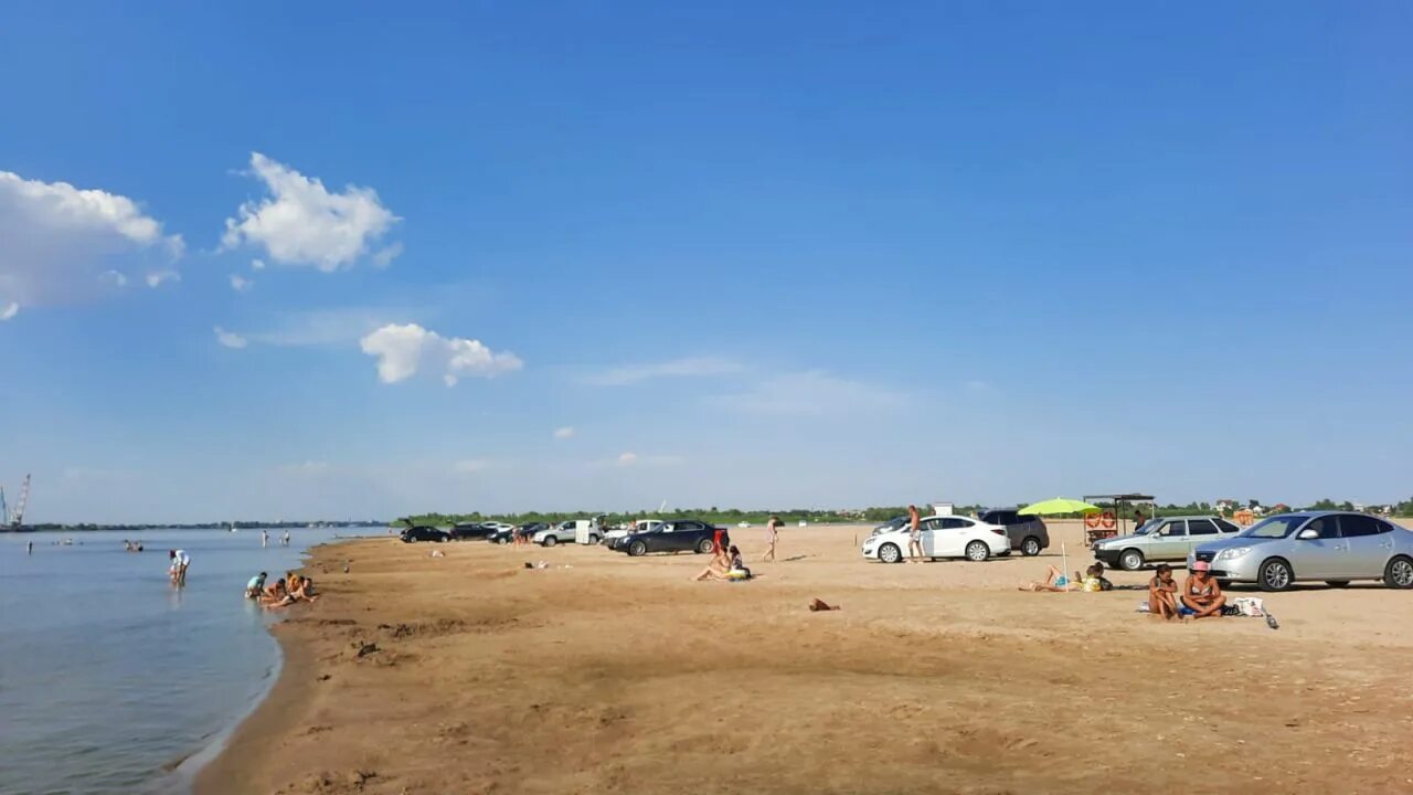 Куда поехать отдыхать из астрахани. Курорты махачкалы каспийского моря. Пляж в ильинке астрахань. Пляж в ильинке астрахань. Каспийское море пляж дербент.