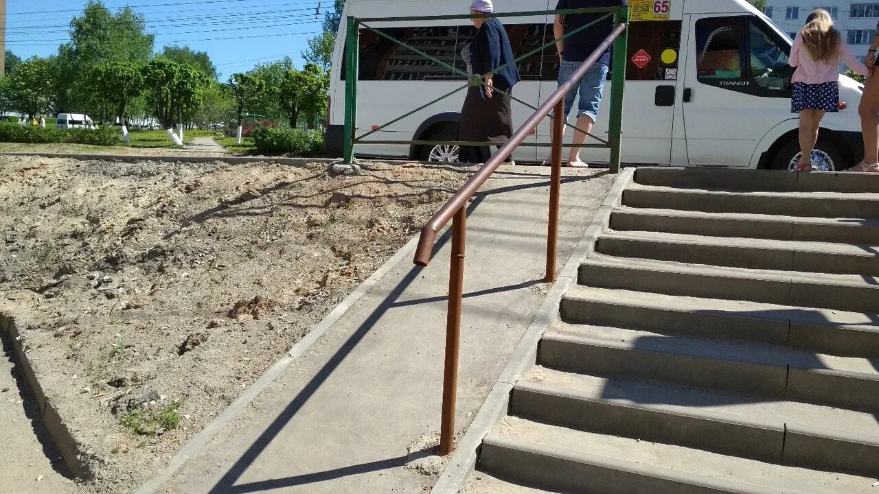 Остановился лестница. Пандус в никуда. Пандус на остановке. Остановка лестница. Остановка со ступенькой.