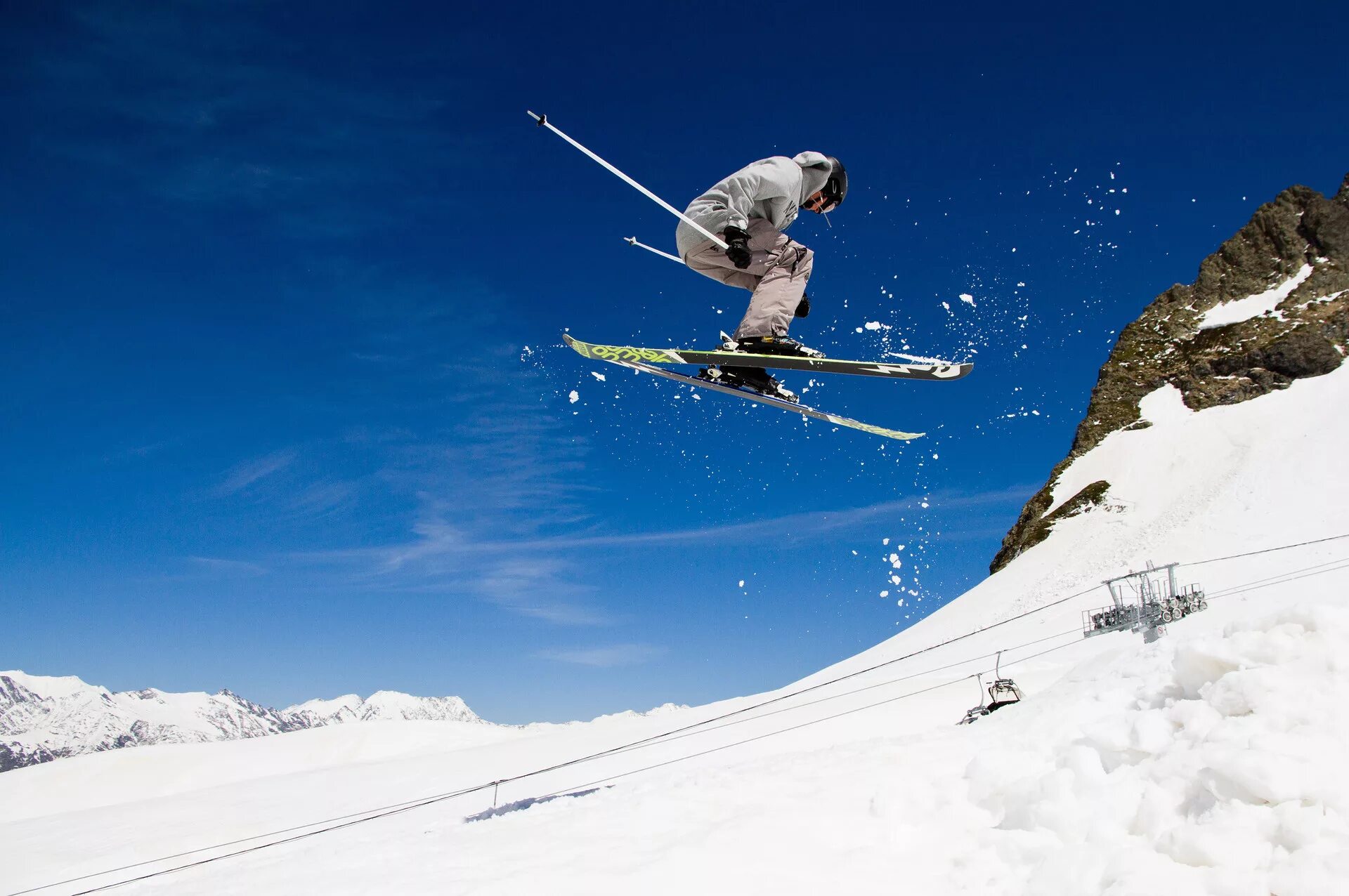 горные лыжи сочи красная поляна. горные лыжи сочи красная поляна. горнолыжный сезон сочи красная поляна. красная поляна сочи лыжник. катание на лыжах в сочи.