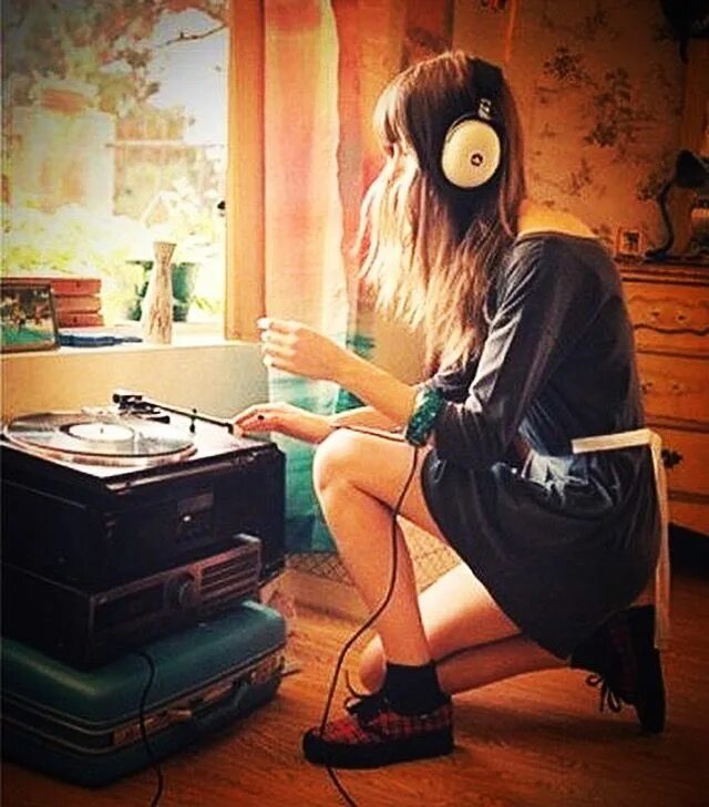 She listen to the radio. Девушка с пластинкой. Девушка аудиофил. Наушники в ретро стиле недорогие. Ретро наушники на человеке.