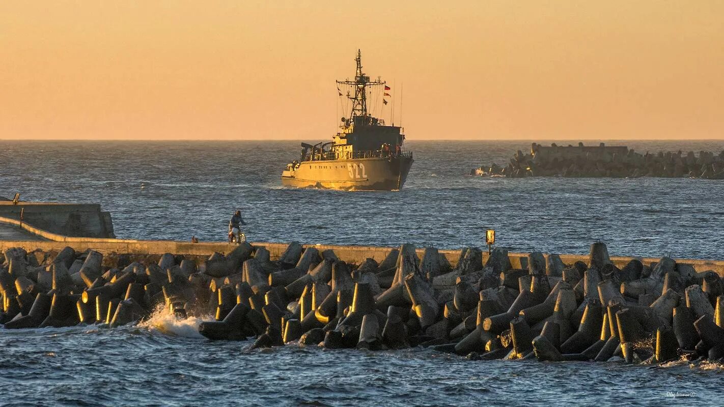 балтийский маяк балтийск. балтийск калининградская область. суда в балтийском море. мол (насип). дамба балтийск.