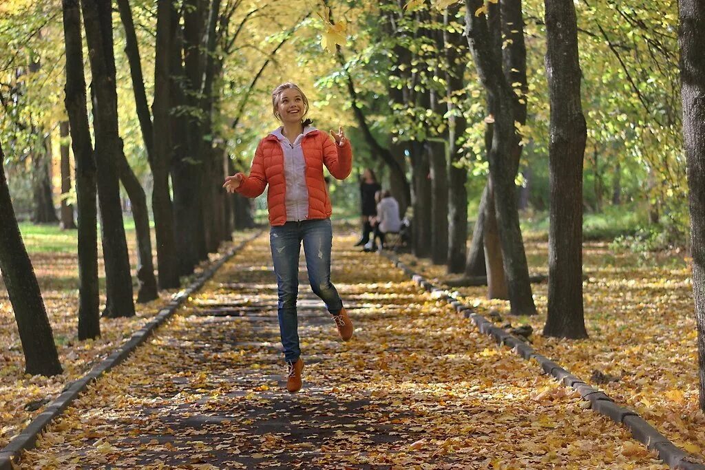 Гулять. Гулять в парке. Люди гуляют в парке. Прогулка по парку. Люди на прогулке в парке.