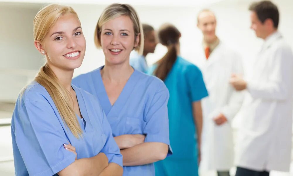 Медсестра с больными. Медики медсестры. Профессиональный медик. Медсестра и младший медперсонал. Медсестра.