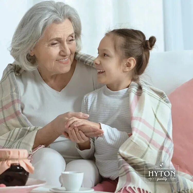 диалог бабушки и внучки. пожилые и дети. бабушка с телефоном. бабушка и внучка чай. внучка бабушка беседа.