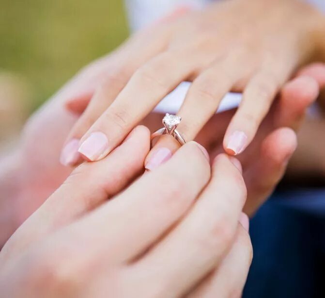 Предложения замужества. Предложение руки и сердца. Обручальное кольцо для предложения. Кольцо для предложения девушке. Рука с кольцом предложение.