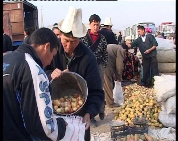 Таджик на рынке. Ленинабад Таджикистан базар. Рынок Исфара Сурх. Сухофрукты Таджикистана. Базар в Таджикистане сухофрукты.