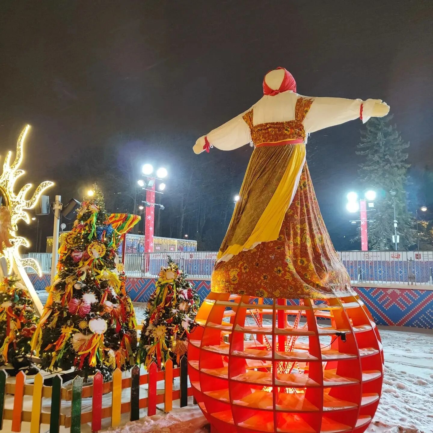 Украшения на Масленицу. Фестиваль Московская Масленица. Масленица украшения Москва. Нарядить Масленицу. Масленица на речном вокзале 2024