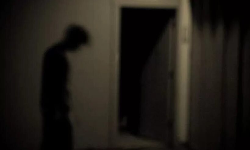 силуэт женщины в окне. страшная комната.