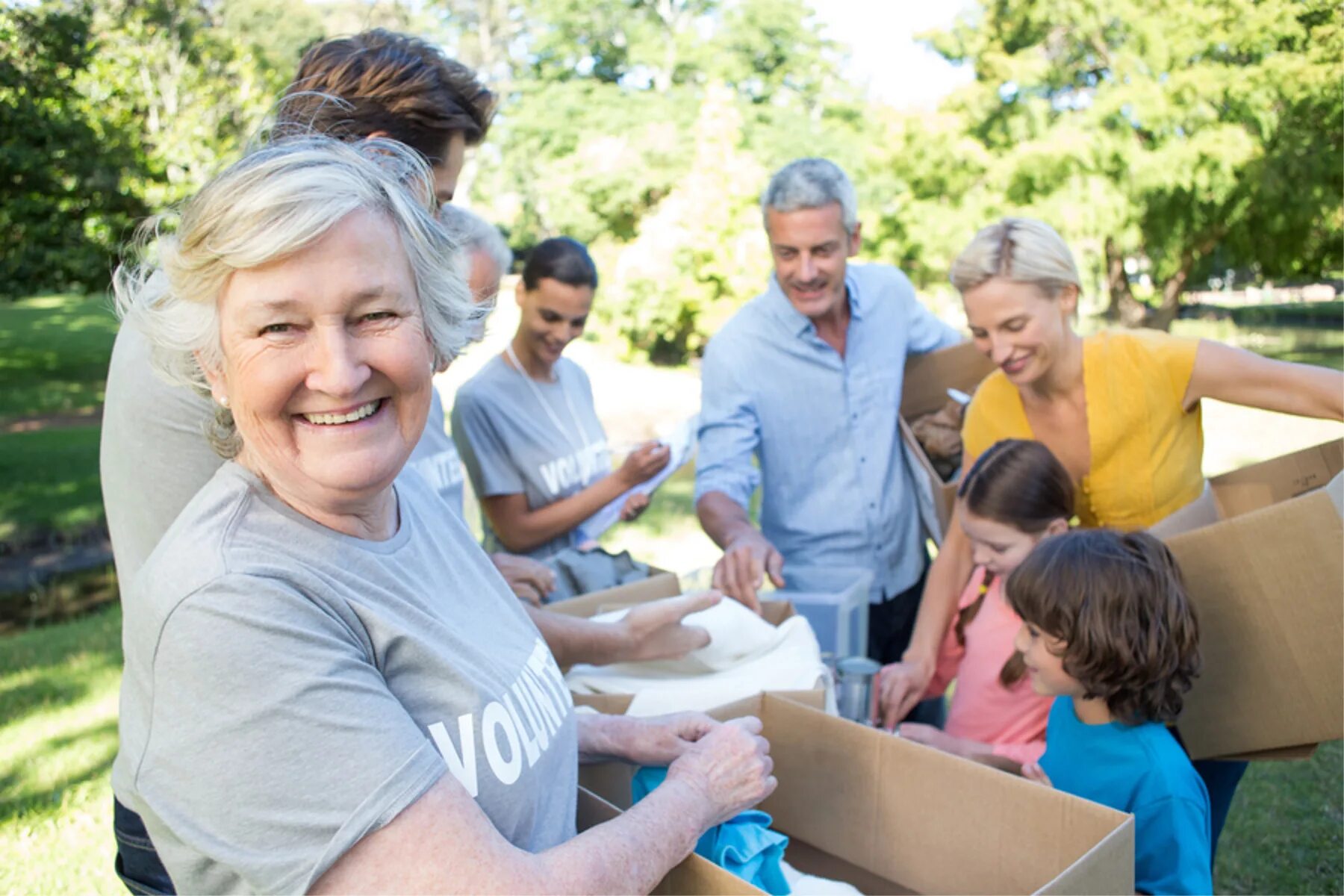 Fill in burst senior charity. Семейное волонтерство. Семейное волонтерство в США. Люди разных возрастов. Семья волонтеров.