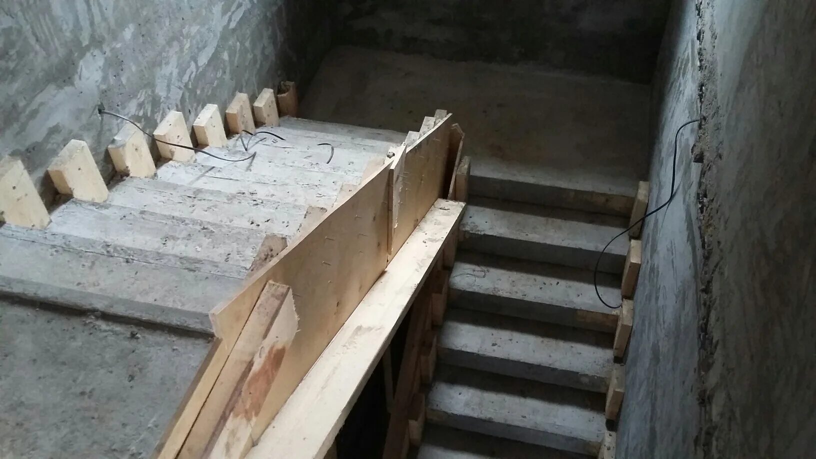 Бетонирование монолитной лестницы. Лестница монолит опалубка. Армировка монолитной лестницы. 15-5. Сделать опалубку для ступенек из бетона на улице.