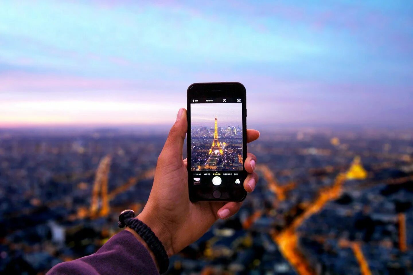 П через телефон. Фон для смартфона. красивые смартфоны. фотографирует на смартфон. телефон в руке.