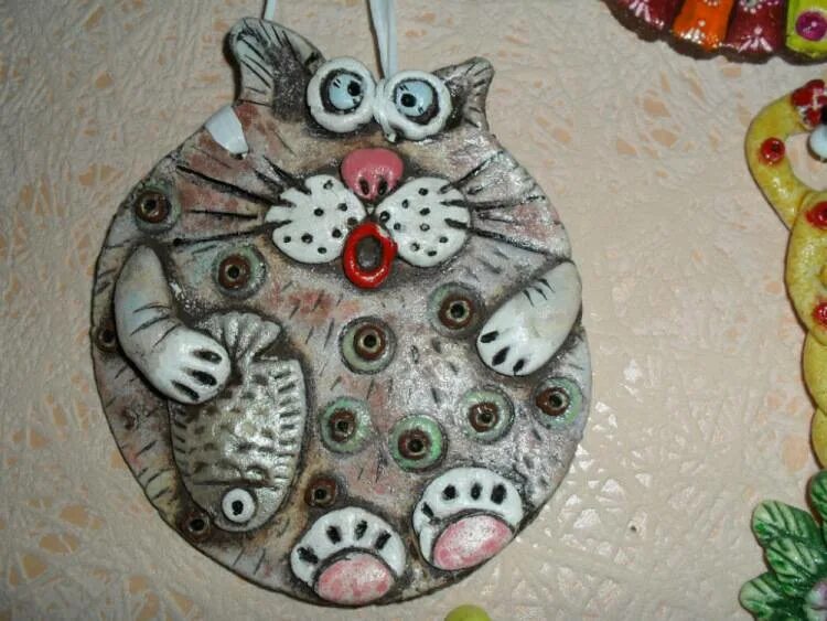 Соленое тесто разукрасить. Кот из соленого теста объемный. Изделия из теста раскрашены детское. Соленое тесто разукрасить. Символ года 2022 из соленого теста.
