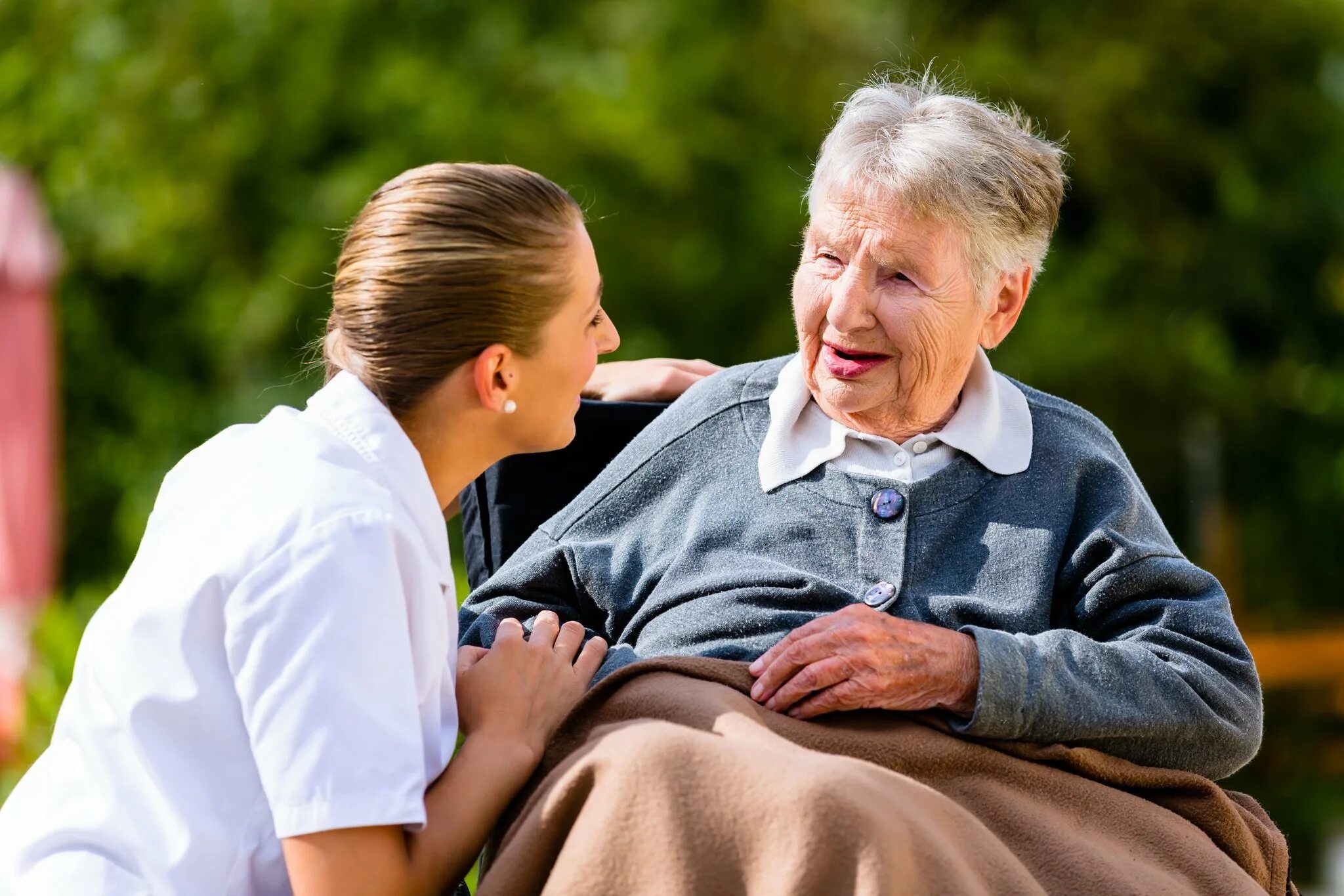 Fill in burst senior charity. Пожилые люди. Забота о пожилых людях. Общение с пожилыми людьми. Разговор с пожилым человеком.