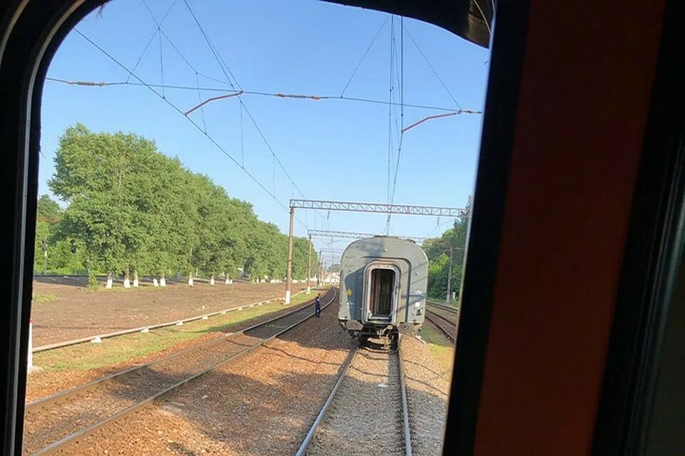 Вагон поезд москва брянск. Отцепился вагон. Расцепка стоящих вагонов. Железная дорога Брянск Москва. Вагон отцепился от поезда.