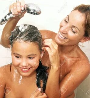 Mère et fille douche dans la salle de bain 