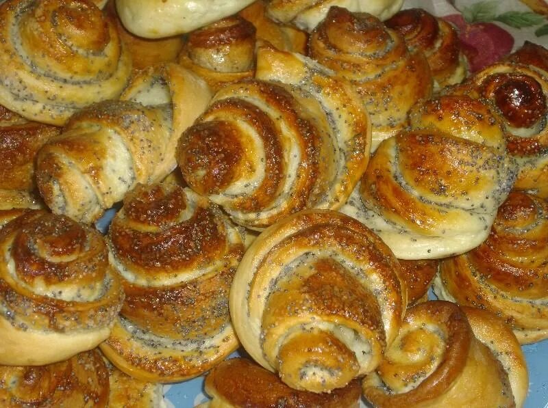 Булочки с маком из дрожжевого теста. Сладкие булочки с маком. Булочка с маком. Булочка рулет с маком. Булочка с маком.