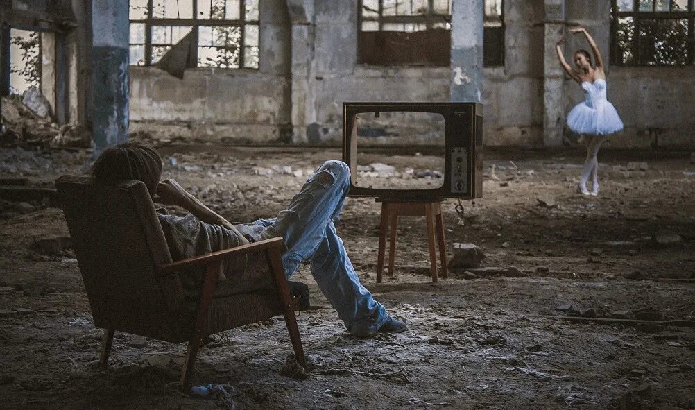 Парень в заброшенном здании. Фотосессия в заброшенном здании. человек на развалинах. девушка в заброшенном здании.