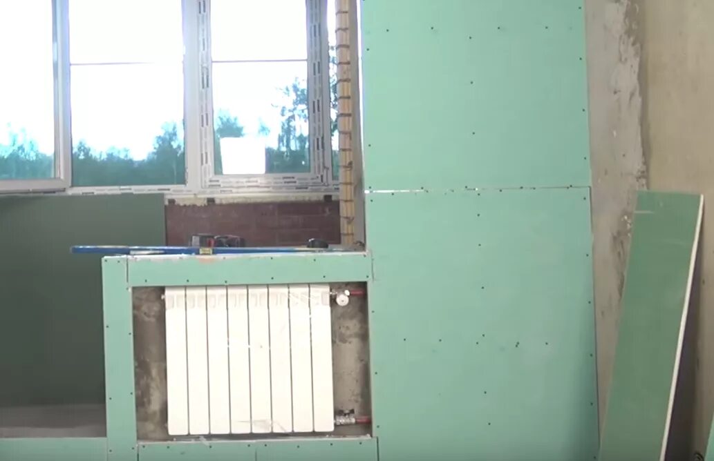 Стены зашиты гипсокартоном. Фальшстена гкл. обшивка труб отопления гипсокартоном. зашить трубы отопления гипсокартоном. обшить трубы гипсокартоном.
