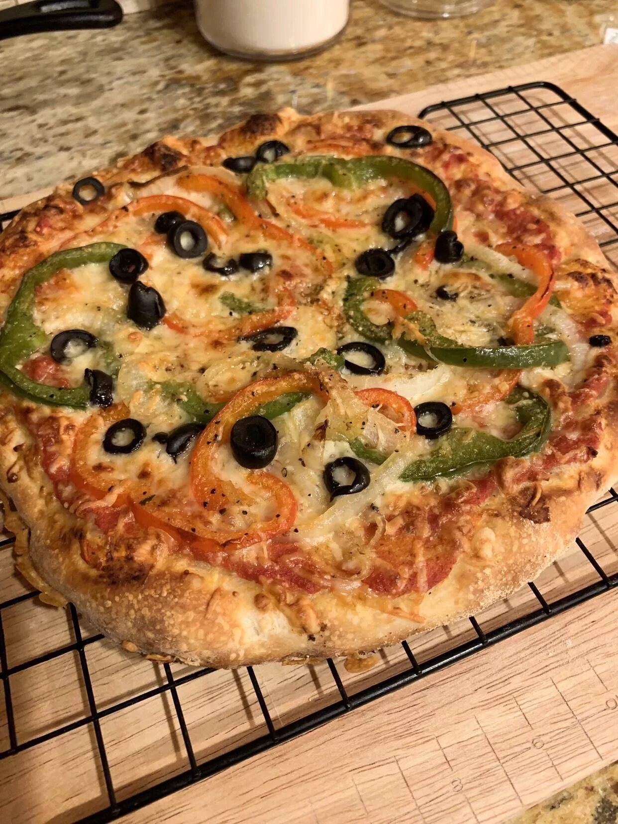 Домашняя пицца фото. Пицца домашняя. Красивая пицца домашняя. Вкусная пицца в домашних. Красивая вкусная пицца домашняя.