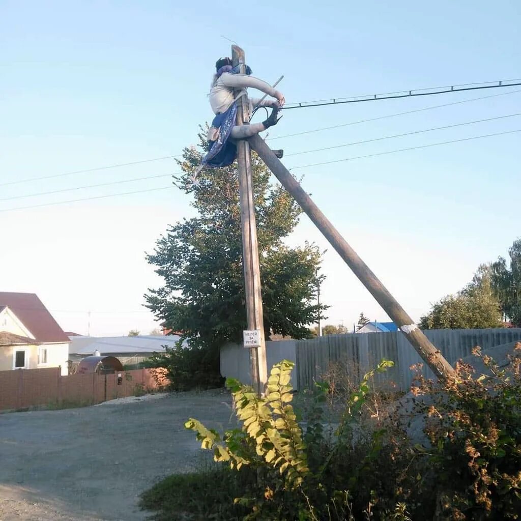 Открытки с бабой ягой. Кукла ведьма на метле. Прикольные открытки с бабой ягой. Баба яга на метле. Баба яга врезалась в столб.