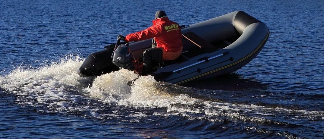 Когда можно на лодке выходить на воду. Норвик 330. Лодка ПВХ НДНД на глиссе. Лодка глиссер 290. Надувная моторная лодка.