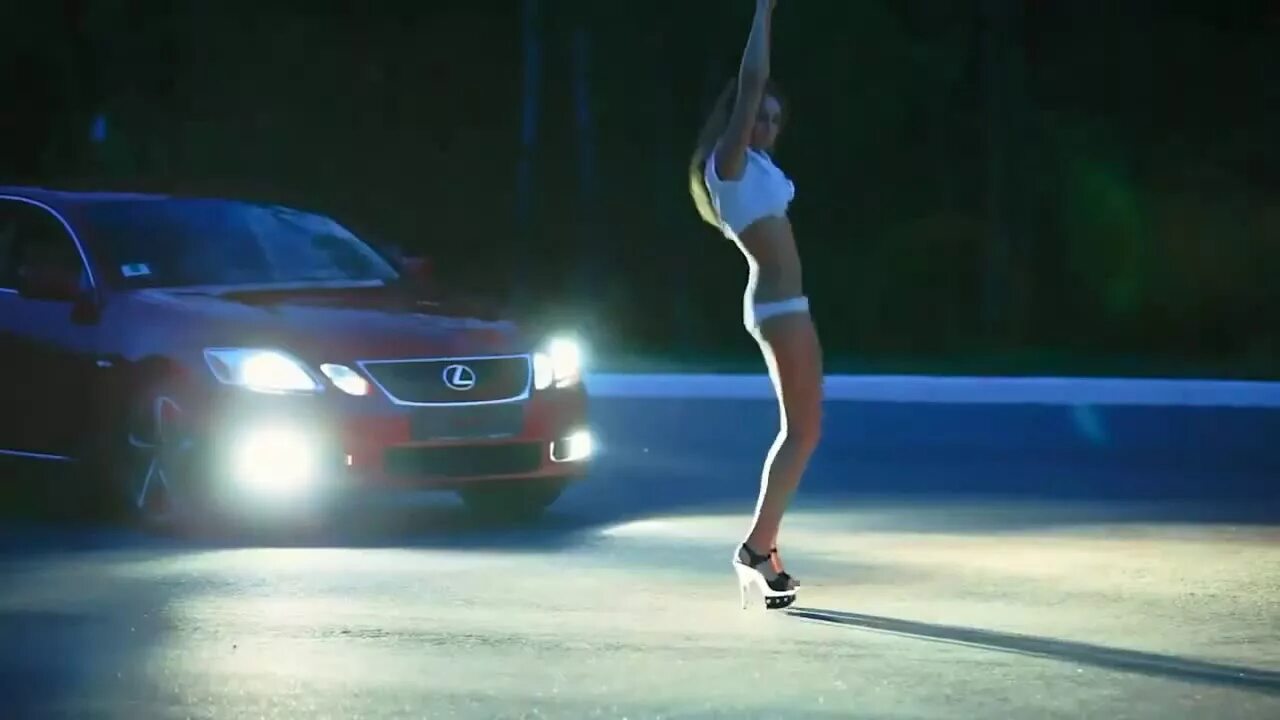 Где машины танцуют. Девушка танцует у машины. Танцуют возле машины. Девочка танцует в машине. Танцы возле машины.