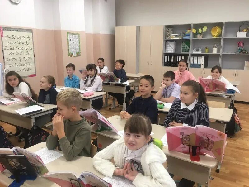 Деревня куватка ученицы 4 а класса. Школьник 4 класс. Школа картинки. Ученики 4 класса. Ученица 4 класса.