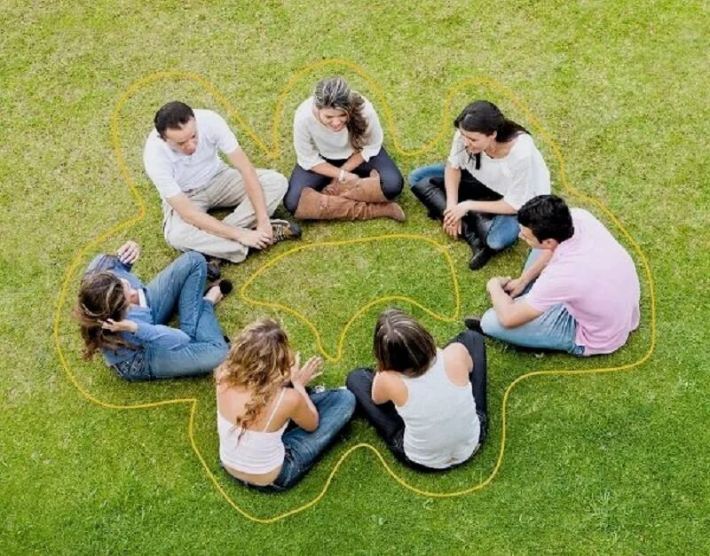 Много людей окружают или окружает. Группа людей. Люди сидят в кругу. Психологический тренинг. Группа людей на природе.