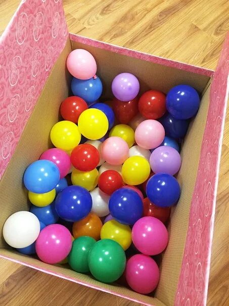 В коробке 24 шара. Шарики в коробке. Коробка с шариками. Подарок в коробке с шариками. Коробка с маленькими шариками.
