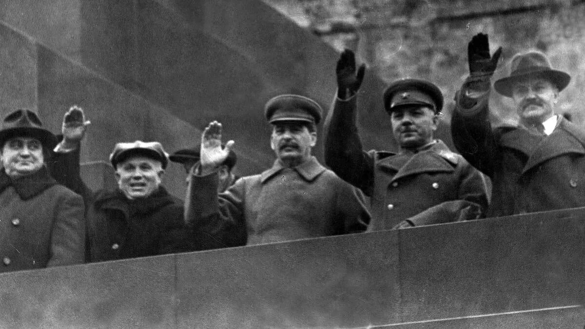 Ссср сталин. Парад 45 года на красной площади. Речь сталина на параде 9 мая. Сталин выступление. Речь сталина на параде 7 ноября 1941 года.